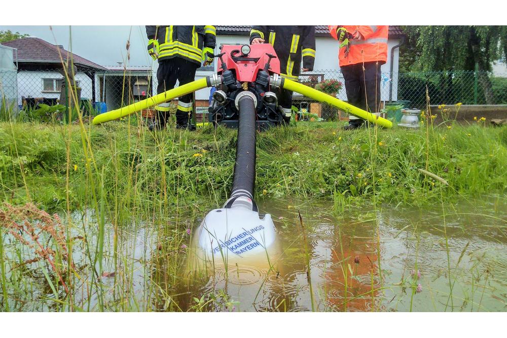 Versicherungskammer stattet Feuerwehren mit 1.250 Schwimmsaugern aus